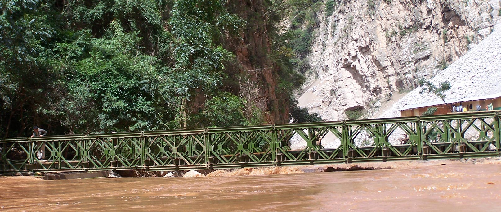 Ponte de aço do rio Pudu no condado de Luquan, Yunnan
