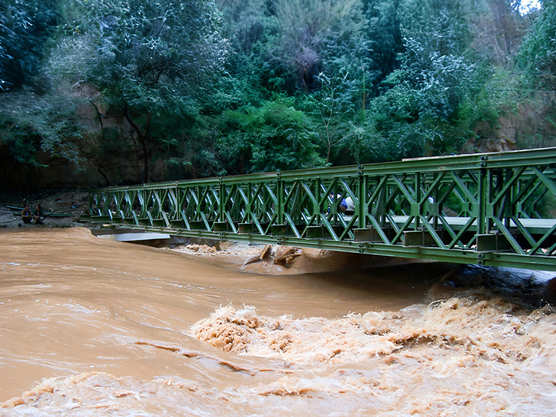 Ponte de aço do rio Pudu no condado de Luquan, Yunnan