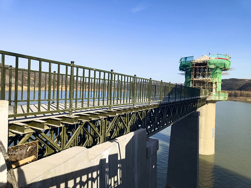 Ponte de aproximação de aço pintado