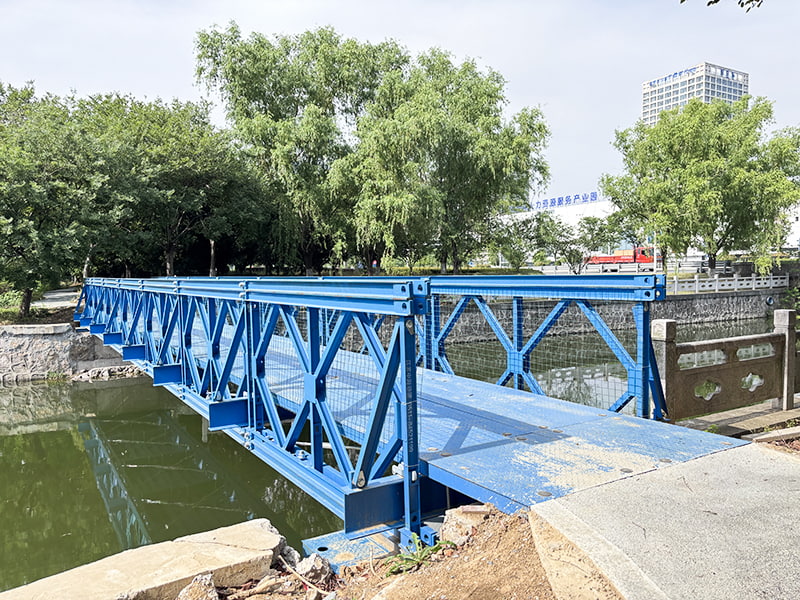 Ponte Bailey para pedestres reforçada, de camada única, anticorrosão e pintada de azul, com 24 metros de comprimento
