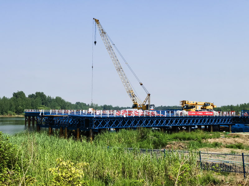 Plataformas de construção pintadas de azul para pontes